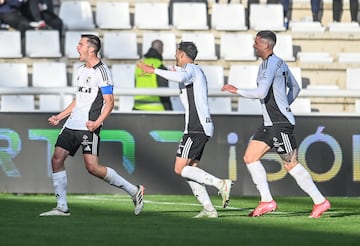El central del Burgos se puso la capa de goleador y rescat¨® una victoria para el equipo burgal¨¦s.