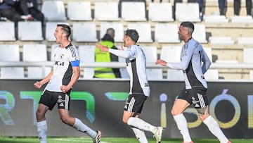 El central del Burgos se puso la capa de goleador y rescató una victoria para el equipo burgalés.