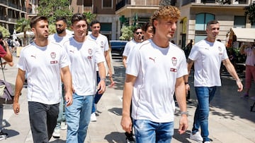 Varios jugadores del Valencia acuden a la Basílica.