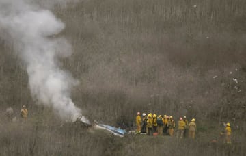 Bomberos en el lugar del accidente aéreo en Calabasas.