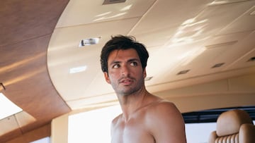 Carlos Sainz Jr. disfruta de sus vacaciones en alta mar.