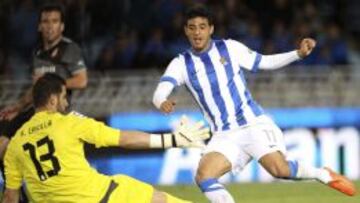El delantero mexicano de la Real Sociedad, Carlos Vela, marca el segundo gol ante el portero Francisco Casilla.