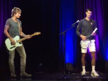 Djokovic tocó la guitarra en el ANZ Jam Slam junto al holograma del famoso músico neozelandés, Keith Urban.