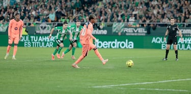 El jugador del Barcelona, Lamine Yamal, marca de penalti el 1-5 al Betis. 