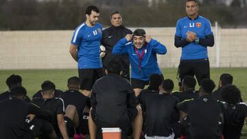 MARADONA DANDO UNA CHARLA A LOS JUGADORES DEL AL FUJAIRAH.
