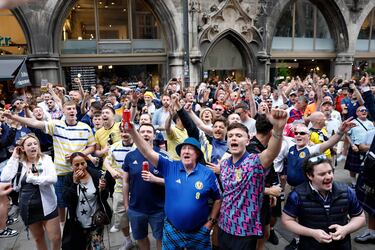 Aficionados de Escocia disfrutando del ambiente en las calles de Múnich.
