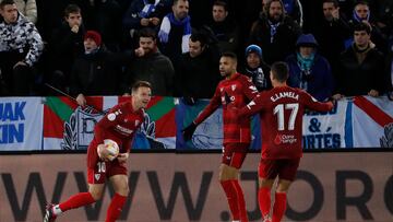 VITORIA , 17/01/2023.- El centrocampista croata del Sevilla Ivan Rakitic (i) celebra su gol, primero del equipo andaluz, durante el partido de octavos de final de la Copa del Rey que Deportivo Alavés y Sevilla FC disputan este martes en el estadio de Mendizorroza, en Vitoria. EFE/ David Aguilar