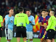 Óscar Mingueza y Iago Aspas protestan al árbitro a la conclusión del partido entre el Barcelona y el Celta.