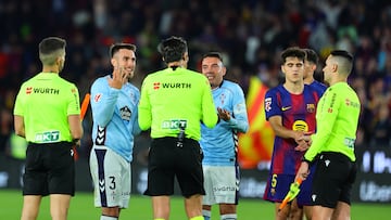 Óscar Mingueza y Iago Aspas protestan al árbitro a la conclusión del partido entre el Barcelona y el Celta.