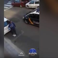 Curiosa escena en España: un perro de peluche, una persona y un policía en cuarentena