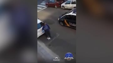 Curiosa escena en España: un perro de peluche, una persona y un policía en cuarentena