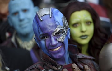 Un fan caracterizado como Nebula, de "Guardians of the Galaxy", en la premiere de Avengers: Endgame.