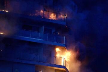 Un incendio de grandes dimensiones arrasa un edificio de 14 plantas generando una gran columna  de fuego y una densa humareda dificultano a los bomberos las labores de extición.