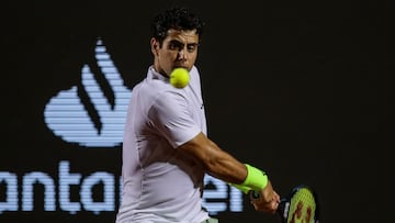 El tenista español Jaume Munar devuelve una pelota ante el brasileño Thiago Seyboth Wild en el Abierto de Tenis de Río ATP 500