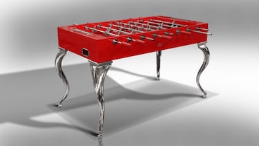 Este futbolín 'F1 Scuderia' pertenece a la serie Calcetto Opera F1 y es una versión exclusiva. Se ha prestado una atención extrema a los detalles y acabados. Lacado en rojo (que recuerda a la famosa escudería italiana) y de cromo espejo con bases en acabado de acero.

 