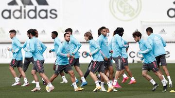 Los jugadores del Real Madrid, con Hazard en primer plano, durante el entrenamiento de este viernes.