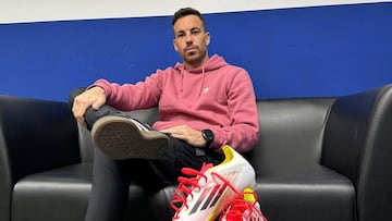 Edu Expósito, con sus botas.