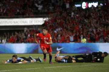 Este año Alexis llegaba en una sequía de goles con la Roja y la escuadra de Pizzi enfrentaba un duelo crucial ante Uruguay rumbo a Rusia 2018 y el chileno tuvo una noche inspirada. El tocopillano anotó dos tantos para el 3-1 y el sueño vivo para llegar al Mundial.