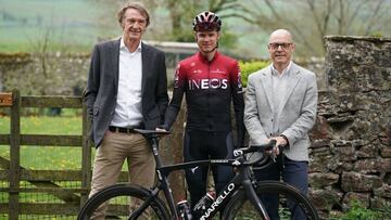 Jim Ratcliffe, Chris Froome y Dave Brailsford posan con el nuevo maillot del equipo Ineos.