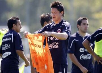 Gustavo Canales nació en General Roca, Argentina, y optó por la nacionalidad chilena el 2011. Su madre era chilena. Jugó dos partidos.