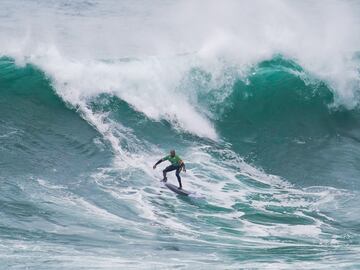 La Vaca Gigante es un campeonato de surf en espectaculares olas grandes que se celebra en la ola que rompe en los acantilados de La Cantera-Cueto, en Santander.