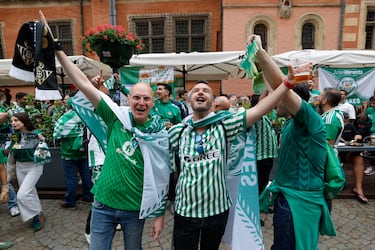Gran ambiente en la Fan Zone del Real Betis. 
