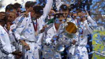 Raúl, con una de las Champions que conquistó con el Real Madrid.