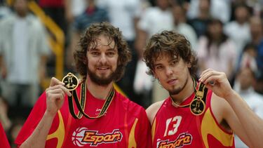 Los hermanos Pau y Marc Gasol, con la medalla de oro en Saitama 2006.
