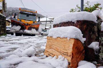 Una quitanieves en San Juan de Beleño, Ponga, Asturias. La Agencia Estatal de Meteorología (Aemet) ha elevado a naranja el nivel de alarma en Asturias, tanto por fenómenos costeros, como por acumulaciones de nieve que podrían ser de 20 centímetros en cotas superiores a los 1.000 metros. No solo los puntos más altos de la región se teñirán de nieve. La Aemet avisa de que hoy nevará por encima de los 300 metros en el interior y que en estos puntos podrían registrarse acumulaciones de hasta cinco centímetros de nieve.