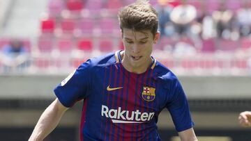 Marc Cardona controla un bal&oacute;n durante el partido de Liga 1,2,3 entre el Bar&ccedil;a B y el C&aacute;diz.