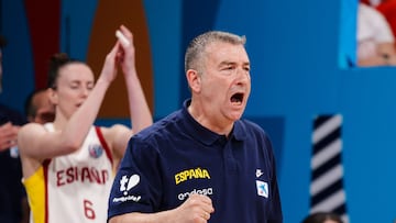 Miguel Méndez, seleccionador nacional, celebra una canasta ante Gran Bretaña en el estreno del Eurobasket 2025.
