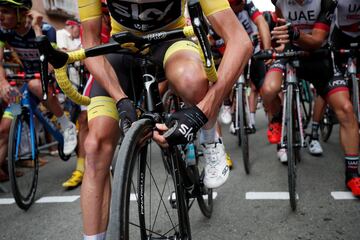 Froome poniendo a punto su bicicleta antes del comienzo de la décimo séptima etapa del Tour de Francia 2017. 