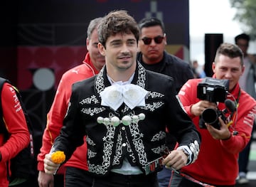 Charles Leclerc viste como un mariachi a su llegada al GP de M¨¦xico.