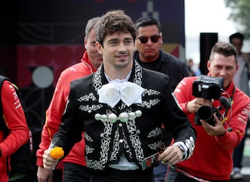 Charles Leclerc viste como un mariachi a su llegada al GP de México.