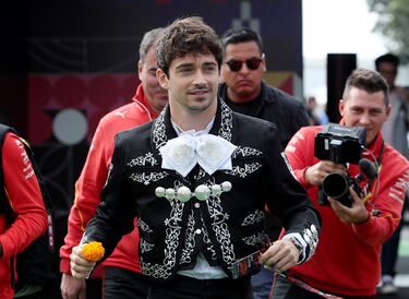 Charles Leclerc viste como un mariachi a su llegada al GP de México.