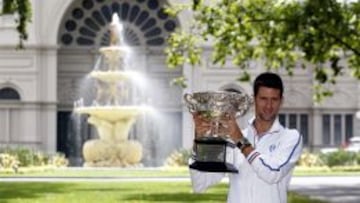 Djokovic posa con el trofeo del Abierto de Australia.