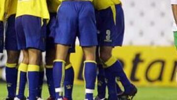 <b>GOL Y TRES PUNTOS</b>. El oportuno gol de Jonatan Sesma, que aprovechó un rechace para marcar de cabeza a puerta vacía, da al conjunto amarillo sus primeros puntos en su vuelta a Primera.