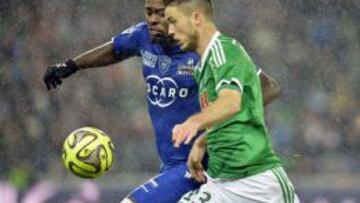 Romaric y Van Wolfswinkel pelean por el balón en el partido entre Saint-Etienne y el Bastia