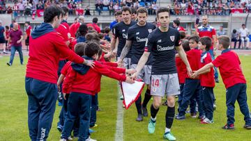 Pasillo de honor a los leones en Artundaga