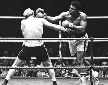 Simplemente es 'The Greatest'. Autoproclamado por él y por todos como 'El Más Grande', Muhammad Ali (fallecido en junio de 2016 con 74 años) trascendió al boxeo y al deporte. Campeón olímpico en Roma 1960, ganaría también el título de los pesos pesados ante Sonny Liston en Miami en 1960 para iniciar una carrera espectacular. "Cassius Clay es un nombre de esclavo y Muhammad Ali un hombre libre", dijo cuando se cambió el nombre. Apoyó a Malcom X y a Martin Luther King, luchó contra la segregación y se negó a combatir en Vietnam, lo que le acarreó un castigo de tres años sin licencia. Pero volvió para ser campeón de nuevo. Sus duelos con Frazier y Foreman son patrimonio del deporte. 