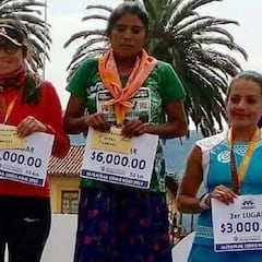 Una mujer gana un maratón en México corriendo con sandalias