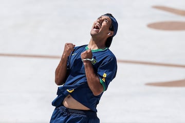 Una de las potencias en el mundo del skate es Brasil. Allí, se podría decir que solamente el fútbol lo supera en popularidad entre sus jóvenes. Es por eso que era de esperar que alguno de sus skaters se llevara medalla y Kelvin Hoefler lo ha confirmado a la primera de cambio. Con dos rondas muy sólidas, fallando en el Best Trick en sus primeros intentos, asegurando en el cuarto y saltando a la plata con el último Bs Caballerial 270 Noseblunt. Este era su gesto de emoción tras planchar uno de sus trucazos.