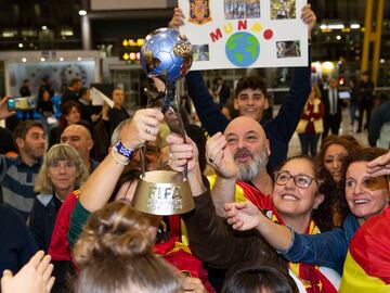 La selección española Sub-17 y el cuerpo técnico recibidos entre gritos de "campeonas, campeonas".