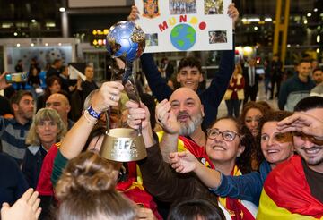 La selección española Sub-17 y el cuerpo técnico recibidos entre gritos de "campeonas, campeonas".