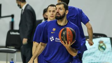 Nikola Mirotic, durante un calentamiento con el Barcelona antes de un partido contra el Real Madrid de Liga Endesa.