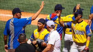 AME2202. CARACAS (VENEZUELA), 06/02/2023.- Jugadores de Vaqueros de Montería celebran al vencer a Agricultores de Cuba hoy, en la quinta jornada de la Serie del Caribe en Caracas (Venezuela). Los Vaqueros de Montería de Colombia se acercaron este lunes a la clasificación de las semifinales al derrotar por 4-5 a los Agricultores de Cuba, en la quinta jornada de la Serie del Caribe, lo que deja al conjunto cubano en el último lugar de la tabla. EFE/ Miguel Gutierrez
