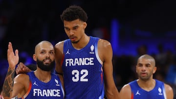 Evan Fournier, con Wembanyama en un partido de la fase de grupos de Lille.