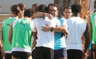 El técnico se abraza con el recien llegado Helder Costa