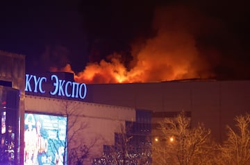 El Crocus City Hall, a las afueras de Moscú, en llamas tras el atentado perpetrado por un grupo de personas vestidas camuflaje y armas de asalto.