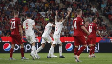 2-2. El VAR, tras revisar la jugada, da por bueno el segundo gol que marca Íñigo Martínez.